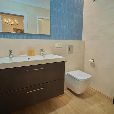 Casa vacanze Stunning Home, Wifi, 5min, 4br *