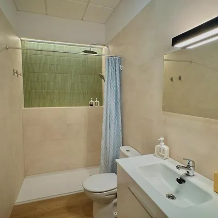 Stunning Home, Wifi, 5min, 4br Casa vacanze *