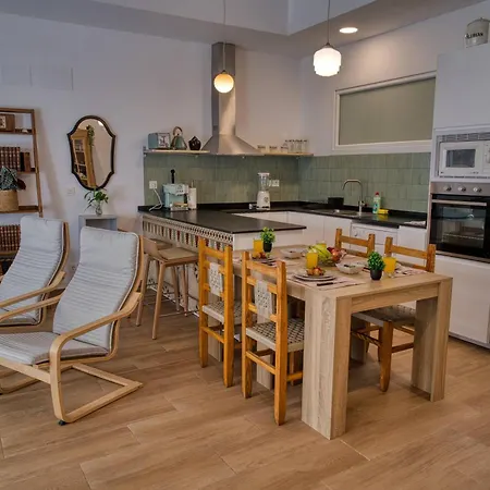 Casa vacanze Stunning Home, Wifi, 5min, 4br